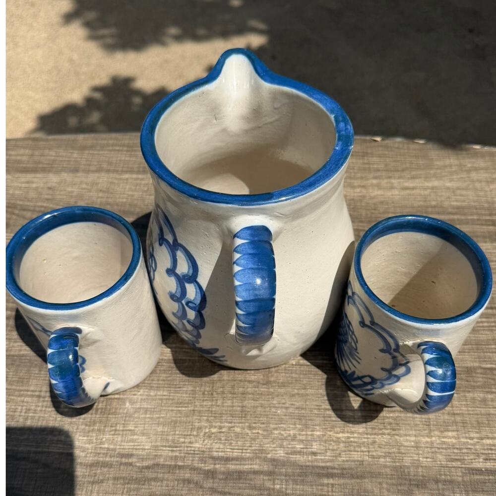 Knesseth Denisons Dorchester Pottery Turkey Pitcher 2 Mugs Blue White Signed - Picture 5 of 14